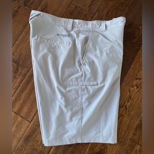 Men’s Columbia PFG 34x10 Light Gray Shorts